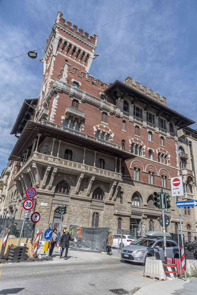 Italia - Milán 149 - palacio Viviani Cova.jpg